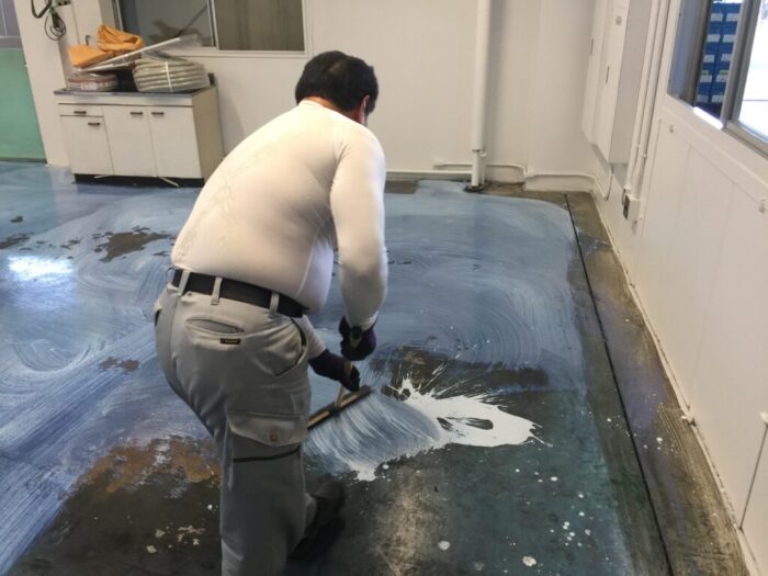 事務室の床薄塗り仕上げ